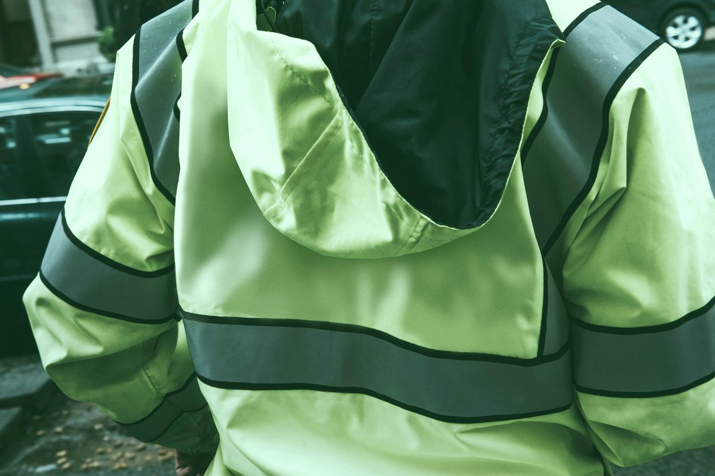 Agent Singunet en gilet haute visibilité et équipement de protection individuel