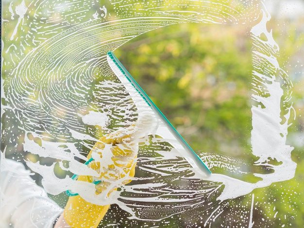 Nettoyage de vitrerie par une équipe Singunet à Tanger